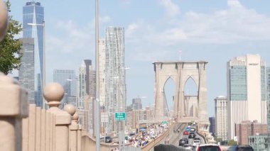 New York City, ABD - 3 Eylül 2023: Manhattan 'dan Brooklyn Köprüsü' ne giden arabalar. Finans bölgesi ufuk çizgisi şehir manzarası. Yol trafiği, insanlar, mimari. Dünya Ticaret Merkezi gökdeleni.