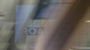 New York, ABD - 3 Eylül 2023: metro istasyonu duvarı, metro platformu tabelası. Metro treni, yolcu taşımacılığı. Broadway 'e mesaj at. New York şehir merkezi, Manhattan trafiği.