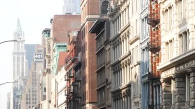 New York, ABD - 8 Eylül 2023 Manhattan Soho moda bölgesi, Broadway sokağı. Amerika 'nın eski klasik Amerikan mimarisi, NYC. İş ve emlak işleri. Woolworth binası