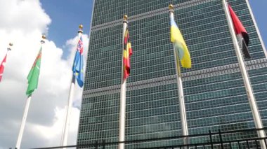 New York, ABD - 12 Eylül 2023: Birleşmiş Milletler Genel Merkezi, Manhattan Midtown, ABD. Diplomatik politik uluslararası organizasyon. Genel Kurul konferans oturumu için bayrak sırası.