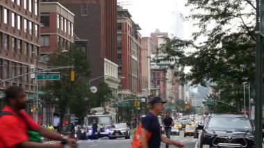 New York, ABD - 29 Ağustos 2023 Manhattan Chelsea Caddesi, 6. Amerika Bulvarı kavşağı. Kentsel yol, Amerika 'da trafik yoğun. Millet, sarı taksi. Dünya Ticaret Merkezi. McDonalds.