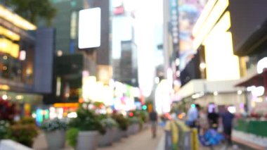 New York, ABD - 14 Eylül 2023: Times Meydanı, Manhattan Midtown Broadway Caddesi, ABD. Amerikan NYC şehir hayatı. Odaklanamayan insanlar. Reklam tabelaları, ticari reklamlar, reklam panoları parlıyor