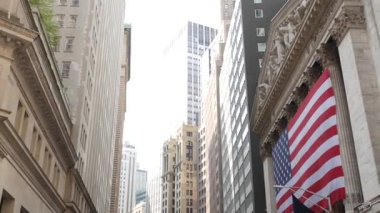 New York City, ABD - 9 Eylül 2023: Aşağı Manhattan Finansal Bölgesel Şehir Mimarisi. Kocaman bir Amerikan bayrağı. Wall Street Borsa Binası, ABD Borsa Ticareti.