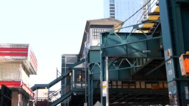 New York, Birleşik Devletler, 1 Eylül 2023: yükseltilmiş metro, metro köprüsü, cadde üzerindeki metro yolu. Demiryolu taşımacılığı. Lokantada. Queens demiryolu hattı, Court Square, Long Island