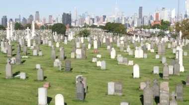 New York, ABD - 14 Eylül 2023: ABD 'deki Calvary Mezarlığı. Manhattan şehir merkezi siluet şehir mimarisi. Mezar taşları, büyük mezarlıklar. Geniş mezarlık çimenleri.