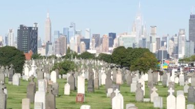 New York, ABD - 14 Eylül 2023: ABD 'deki Calvary Mezarlığı. Manhattan şehir merkezi siluet şehir mimarisi. Mezar taşları, büyük mezarlıklar. Geniş mezarlık çimenleri.