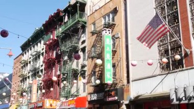 New York, ABD - 14 Eylül 2023: Manhattan Chinatown Mott Caddesi, Çin etnik bölge binaları mimarisi, ABD. Kırmızı kağıt fenerler. Küçük Çin 'deki Çin Halk Merkezi' nde bayraklar