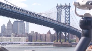 New York, Birleşik Devletler - 30 Ağustos 2023 Manhattan Köprüsü gözcüsü, kule görüntüleme dürbünü, Brooklyn Dumbo. Şehir merkezindeki rıhtım manzarası, gökdelen silüeti. Doğu Nehri Turizm Alanı.