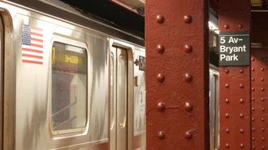 New York, Birleşik Devletler - 3 Eylül 2023 metro istasyonu, metro istasyonu, metro platformu işareti. Metro treni, demiryolu yolcu taşımacılığı. Mesaj tabelası 5. Cadde, Bryant Park. Beşinci Cadde, Manhattan.