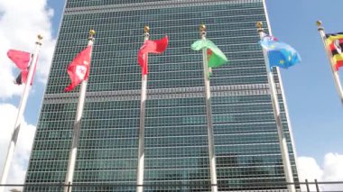 New York, ABD - 12 Eylül 2023: Birleşmiş Milletler Genel Merkezi, Manhattan Midtown, ABD. Diplomatik politik uluslararası organizasyon. Genel Kurul konferans oturumu için bayrak sırası.