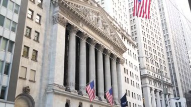 New York City, ABD - 3 Eylül 2023: Manhattan Downtown Financial District kentsel mimarisi. Amerikan bayrağı. Wall Street Borsası ön cephe binası sütunları, ABD Borsası, NYC.