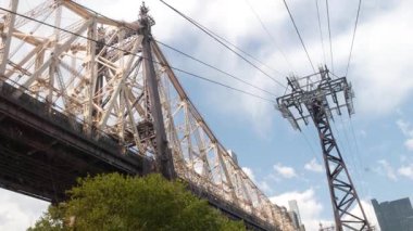 New York, Amerika Birleşik Devletleri - 4 Eylül 2023: Manhattan 'a Roosevelt Adası tramvayı. Queensboro Köprüsü yakınlarındaki Amerikan hava tramvayı. Kentsel toplu taşıma, ABD 'de yolcu taşımacılığı.