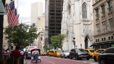 New York, Birleşik Devletler - 13 Eylül 2023 NYFD Ambulans Acil Yardım, Amerikan İtfaiyesi Ambulans Sireni, Manhattan 5. Cadde. ABD 911 aracı caddede. NYC ilk müdahale ekibi.