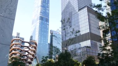 New York City, ABD - 1 Eylül 2023: Hudson Yards Vessel, şehir mimarisi Chelsea, Manhattan Midtown, ABD. Yeni modern gökdelenler, Amerikan iş binaları, gayrimenkul.
