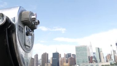 New York, ABD - 4 Eylül 2023: Waterfront Skyline, Manhattan Midtown, Birleşmiş Milletler nehir manzaralı gökdelen inşa ediyor. Liman kenti manzarası, kule görüntüleyicisi, Long Island Gantry Plaza, Queens