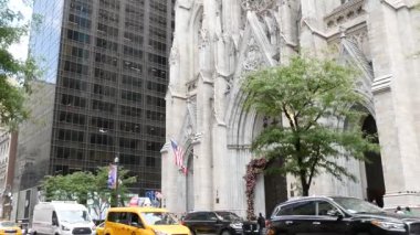 New York, ABD - 11 Eylül 2023: Manhattan Midtown Caddesi, Beşinci Cadde, 5. Cadde, Amerikan şehir trafiği, ABD 'de sarı taksi. Aziz Patrick Katedrali. İnsanlar yayalar