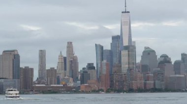New York City, ABD - 11 Eylül 2023: Waterfront Skyline, Manhattan Downtown, Dünya Ticaret Merkezi binası. A İskelesi, Hoboken, New Jersey 'den Riverfront gökdelenleri. Hudson nehir feribotu.