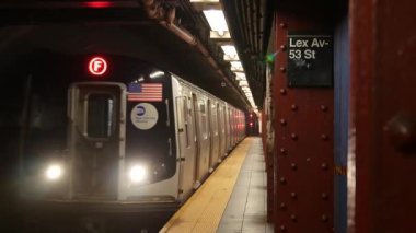 New York, Birleşik Devletler - 30 Ağustos 2023 metro istasyonu, metro istasyonu, metro platformu işareti. Metro treni, demiryolu toplu taşımacılığı. Lexington Bulvarı. Lex Caddesi. Manhattan şehir merkezi..