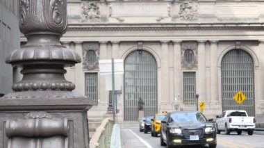 New York, Birleşik Devletler - 4 Eylül 2023 Grand Central Terminal tren istasyonu binası, 42. Manhattan Midtown 'da. Sarı taksi, Köprü 'de araba nakliyesi, ABD. Amerikan şehir trafiği.