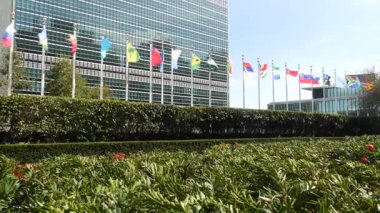 New York, ABD - 12 Eylül 2023: Birleşmiş Milletler Genel Merkezi, Manhattan Midtown, ABD. Diplomatik politik uluslararası organizasyon. Genel Kurul konferans oturumu için bayrak sırası.