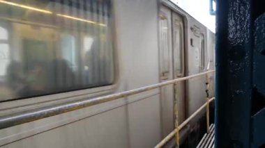 New York City, ABD - 29 Ağustos 2023: metro istasyonu. Metro treni toplu taşıma platformunda. Queens 'teki Court Square demiryolunda yükseltilmiş. New York yolcusu tren yolu trafiği, Long Island