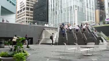 New York, ABD - 11 Eylül 2023 Manhattan Midtown ofis binaları, Lexington Bulvarı, ABD. Metro istasyonundan çıkan yayalar, 53. Cadde 'deki merdivenler, Amerikan şehir yaşamı..