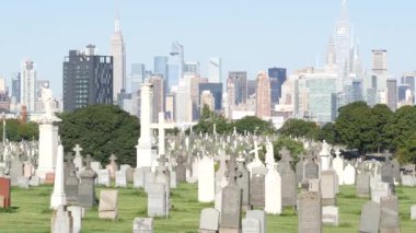 New York, ABD - 14 Eylül 2023: ABD 'deki Calvary Mezarlığı. Manhattan şehir merkezi siluet şehir mimarisi. Mezar taşları, büyük mezarlıklar. Geniş mezarlık çimenleri.