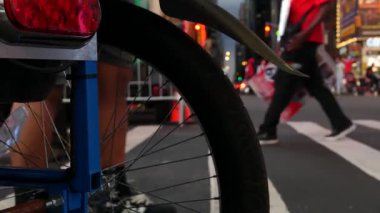 New York, ABD - 14 Eylül 2023: Times Meydanı, Manhattan Midtown Broadway Caddesi, ABD. Amerikan NYC şehir hayatı. İnsanlar zebra yaya geçidinde yayalar. Yol trafiği. Düşük açı, bacaklar veya ayaklar