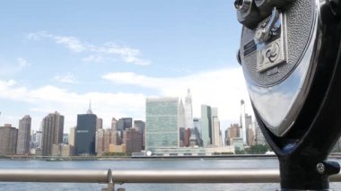 New York, ABD - 4 Eylül 2023: Waterfront Skyline, Manhattan Midtown, Birleşmiş Milletler nehir manzaralı gökdelen inşa ediyor. Liman kenti manzarası, kule görüntüleyicisi, Long Island Gantry Plaza, Queens