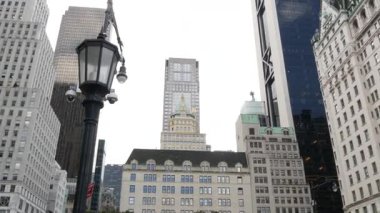 New York, ABD - 11 Eylül 2023: Manhattan Midtown. 5. Cadde 'deki Central Park, ABD. Amerikan şehir parkı, New York. Grand Army Plaza 'dan Plaza Otel mimarisi. Fener..