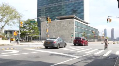 New York, ABD - 4 Eylül 2023: Birleşmiş Milletler Genel Merkezi, Manhattan Midtown, ABD. Diplomatik politik uluslararası organizasyon, Genel Kurul. Sokak trafiği, sarı taksi arabası..