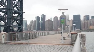 New York, Amerika Birleşik Devletleri - 30 Ağustos 2023 Waterfront Skyline, Manhattan şehir merkezi, nehir manzaralı gökdelenler. Long Island, Queens mimarisi, Gantry Plaza rıhtımından liman manzarası.