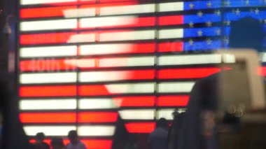 New York, ABD - 5 Eylül 2023: Times Meydanı, Manhattan Midtown Broadway Caddesi, ABD. Amerikan bayrağı, NYC şehir hayatı. Askeri ada, asker toplama. İnsanlar siluetleri, kalabalığı kaldırıyor.