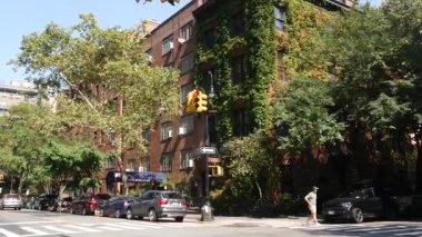 New York, Birleşik Devletler - 6 Eylül 2023: polis devriye arabası, ABD NYPD, Manhattan şehir merkezinde 911 aracı. Amerikan polis arabası. NYC şehir trafiği, yol ulaşımı. Yeşil köşe, duvar bahçesi.