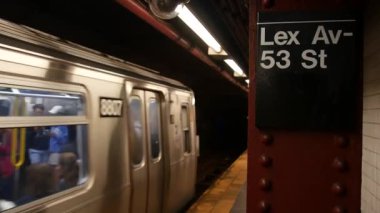 New York, Birleşik Devletler - 30 Ağustos 2023 metro istasyonu, metro istasyonu, metro platformu işareti. Metro treni, demiryolu toplu taşımacılığı. Lexington Bulvarı. Lex Caddesi. Manhattan şehir merkezi..