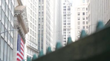 New York City, ABD - 9 Eylül 2023: Aşağı Manhattan Finansal Bölgesel Şehir Mimarisi. Kocaman bir Amerikan bayrağı. Wall Street Borsa Binası, ABD Borsa Ticareti.