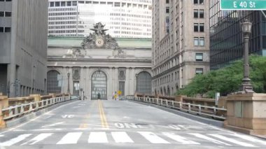New York, Birleşik Devletler - 4 Eylül 2023 Grand Central Terminal tren istasyonu binası, 42. Manhattan Midtown 'da. Sarı taksi, Köprü 'de araba nakliyesi, ABD. Amerikan şehir trafiği.