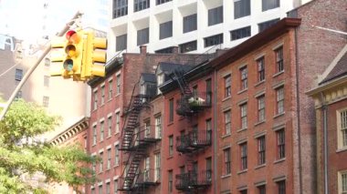 New York, Birleşik Devletler - 31 Ağustos 2023: cadde kavşağı, trafik ışığı, ulaşım yolu kavşağı. Konut binası. Kırmızı tuğla ev, yangın merdiveni. Manhattan şehir merkezi finans bölgesi FiDi