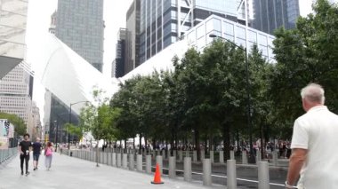 New York, Birleşik Devletler - 10 Eylül 2023: Manhattan Şehir Merkezi Finans Bölgesi. Dünya Ticaret Merkezi Oculus 'un yakınındakiler. Anma havuzları ve 911 Müzesi, Fulton Caddesi mimarisi. Ağaçlar.