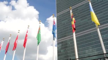 New York, ABD - 12 Eylül 2023: Birleşmiş Milletler Genel Merkezi, Manhattan Midtown, ABD. Diplomatik politik uluslararası organizasyon. Genel Kurul konferans oturumu için bayrak sırası.