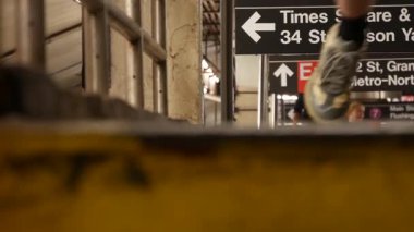 New York, ABD - 31 Aug 2023 Metro istasyonu iç mekan, metro platformu. Umumi metro ulaşımı. Demiryolu yolcu trafiği. Metin işareti Times Meydanı, Grand Central, 42