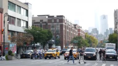 New York, ABD - 10 Eylül 2023 Manhattan Greenwich Village Caddesi, 6. Amerika Bulvarı kavşağı. ABD 'de şehir trafiği. İnsanlar, zebra, sarı taksi. Dünya Ticaret Merkezi.