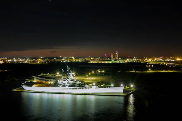 Luftaufnahme Des Schlachtschiffs Uss Alabama Bei Nacht — Stockfoto