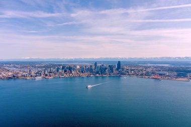 Mart 2023 'te güneşli bir günde Seattle, Washington ve Elliot Körfezi' nin hava manzarası