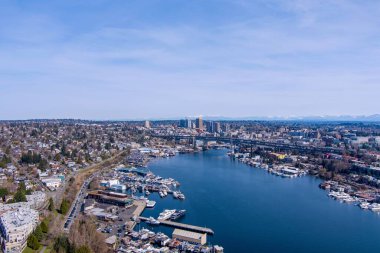 Seattle, Washington silueti ve Lake Union Mart 2023 'te güneşli bir günde