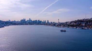 Seattle, Washington silueti ve Lake Union Mart 2023 'te güneşli bir günde