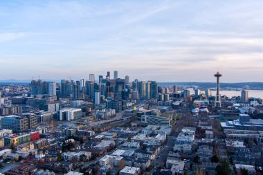 Mart 2023 'te gün batımında Seattle, Washington ve Rainier Dağı' nın hava manzarası