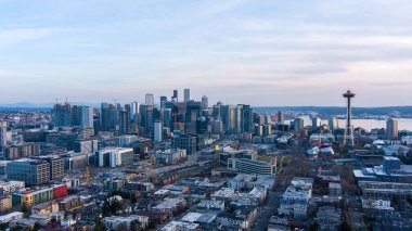 Mart 2023 'te gün batımında Seattle, Washington ve Rainier Dağı' nın hava manzarası