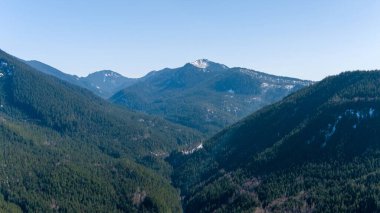 Washington 'daki Rainier Dağı yakınlarındaki Cascade Range' deki bir vadinin hava görüntüsü.