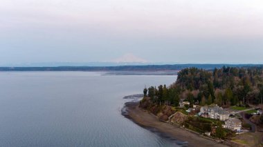 Puget Sound ve Rainier Dağı 'nın hava manzarası gün batımında ufukta belirecek.